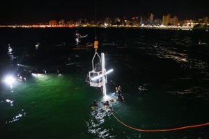 MILES DE VECINOS Y TURISTAS DISFRUTARON DE UNA NUEVA EDICIÓN DEL VÍA CRUCIS SUBMARINO EN PUERTO MADRYN