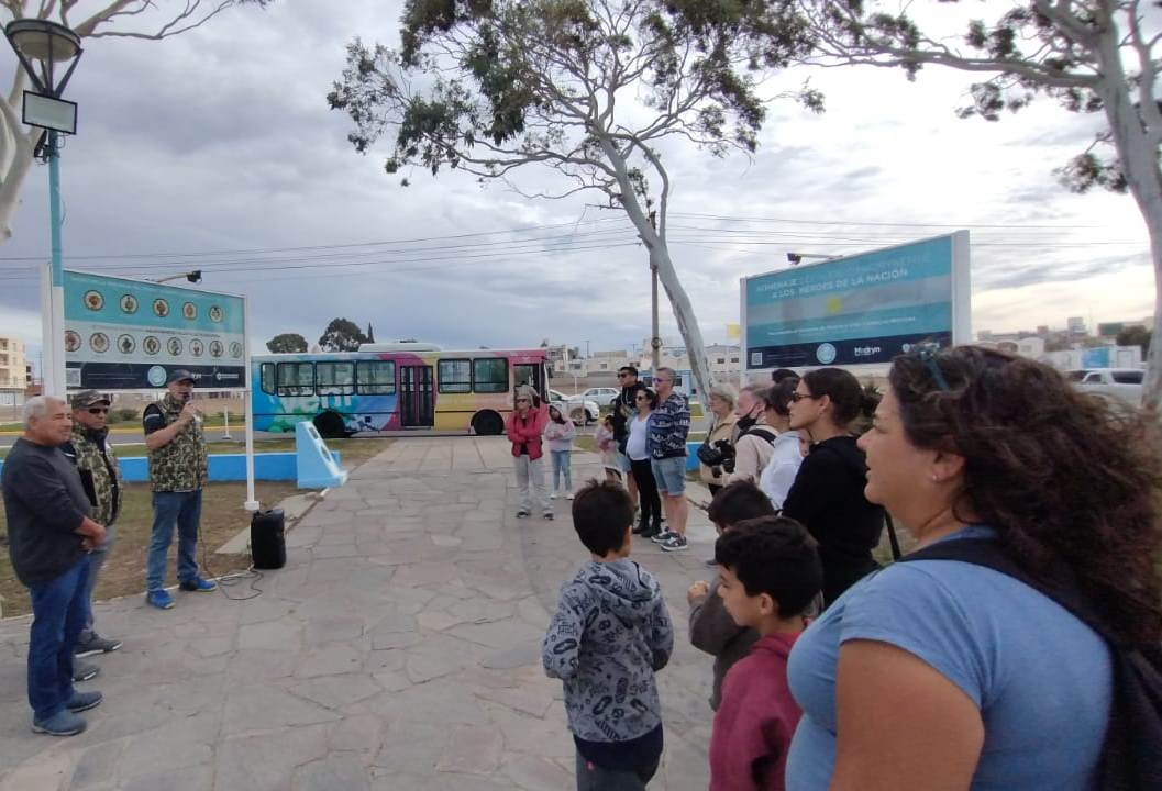 SE REALIZÓ EL PASEO INTERPRETATIVO DE LOS GRANDES HITOS MALVINENSES POR TERCER AÑO CONSECUTIVO