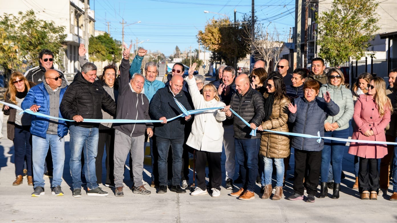 EL VICEGOBERNADOR Y EL INTENDENTE INAUGURARON LA PAVIMENTACIÓN DE LA CALLE ESTIVARIZ