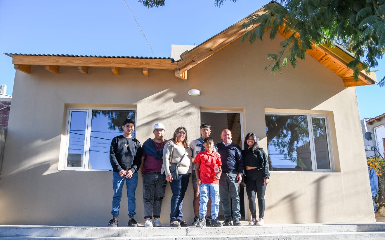 EL INTENDENTE Y LA TITULAR DEL IPV ENTREGARON LA VIVIENDA A UNA FAMILIA DE PUERTO MADRYN