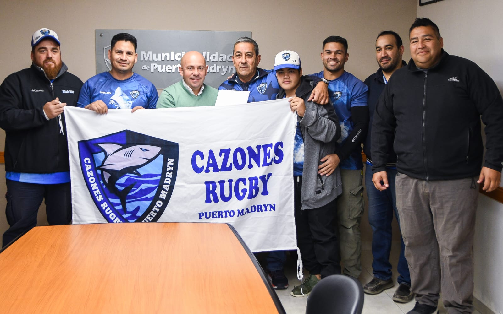 EL INTENDENTE LE ENTREGÓ LA PREADJUDICACIÓN DE TIERRAS AL CLUB CAZONES RUGBY DE PUERTO MADRYN