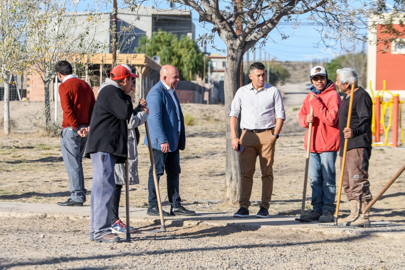 EL INTENDENTE RECORRIÓ LA PLAZA DEL BARRIO SOLANA DE LA PATAGONIA, DONDE EL MUNICIPIO AVANZÓ EN SU OPTIMIZACIÓN