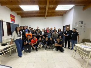 SE ENTREGARON SILBATOS AZULES EN LA ESCUELA MUNICIPAL DE ÁRBITROS
