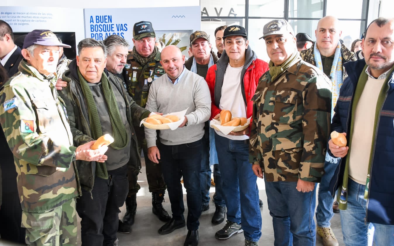 LA COMUNIDAD MADRYNENSE VOLVIÓ A HOMENAJEAR A LOS VETERANOS DE MALVINAS EN UN NUEVO ANIVERSARIO DE “EL DÍA QUE MADRYN SE QUEDÓ SIN PAN”