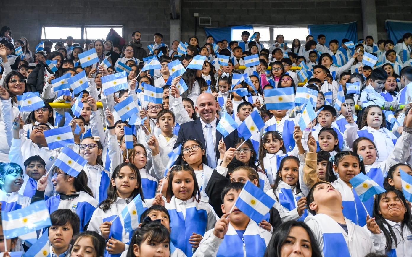 EMOTIVO Y MULTITUDINARIO ACTO POR EL DÍA DE LA BANDERA EN PUERTO MADRYN
