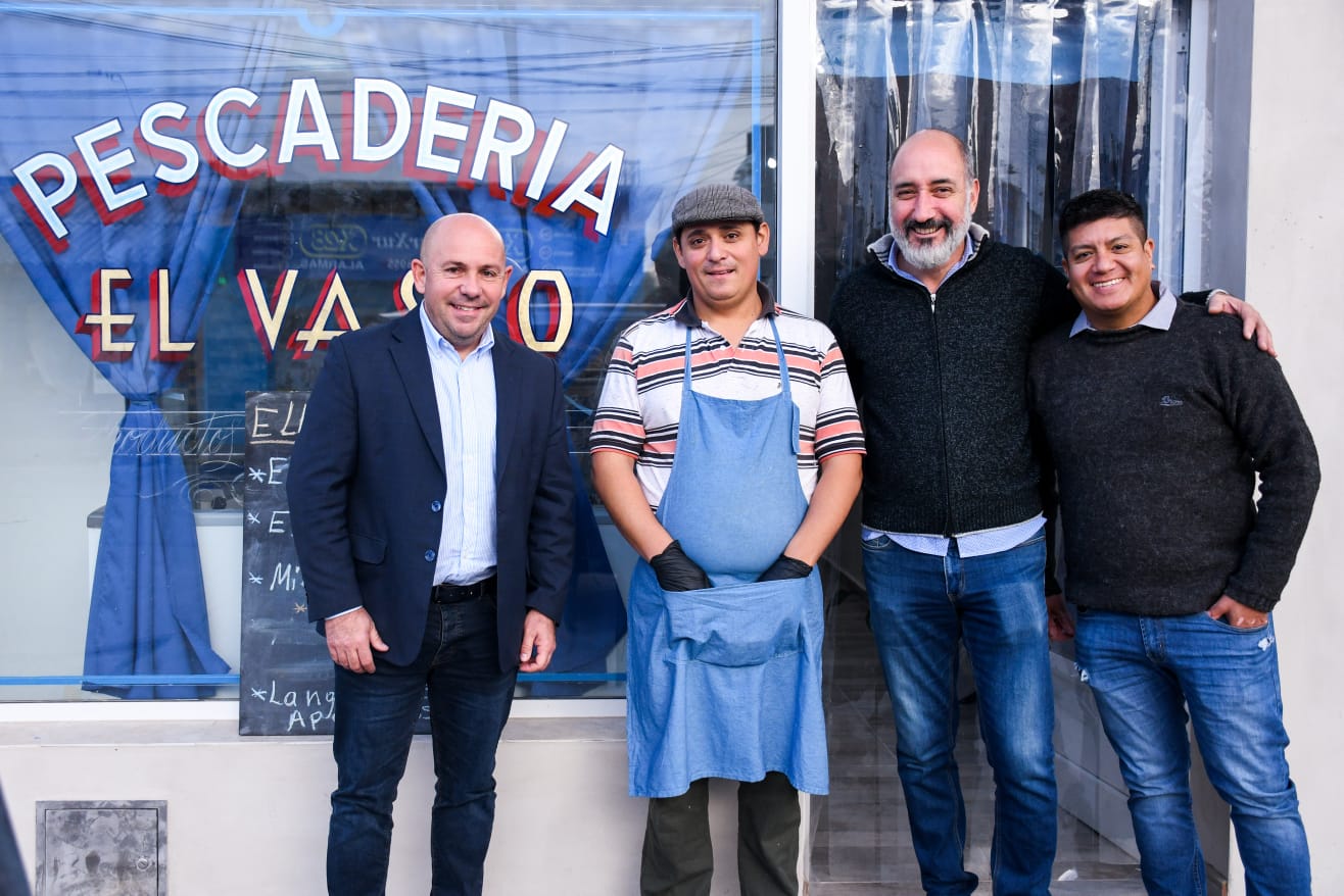 SASTRE VISITÓ LA PESCADERÍA “EL VASCO”, QUE LOGRÓ CUMPLIR SU OBJETIVO GRACIAS AL ACOMPAÑAMIENTO DEL MUNICIPIO