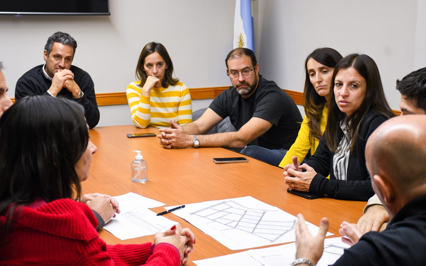 EL INTENDENTE RECIBIÓ A VECINOS DEL BARRIO “LOS MÉDANOS” PARA AVANZAR EN OBRAS DE PAVIMENTACIÓN Y CLOACAS