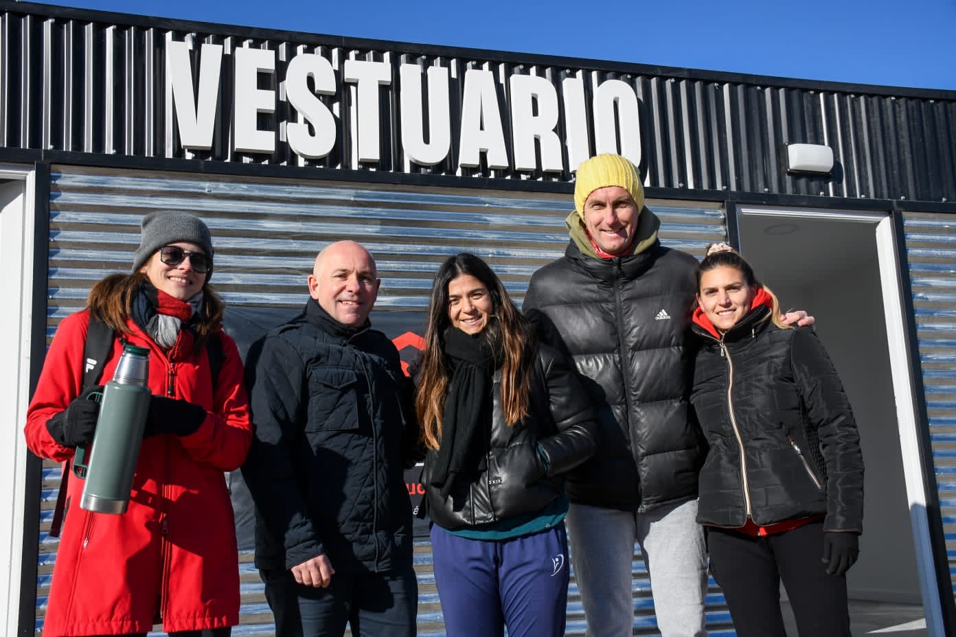 SASTRE RECORRIÓ LOS VESTUARIOS QUE SE COLOCARON EN LA PISTA DE ATLETISMO