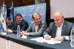 SE FIRMÓ UN CONVENIO DE COOPERACIÓN TURÍSTICA ENTRE PUERTO MADRYN Y NEUQUÉN