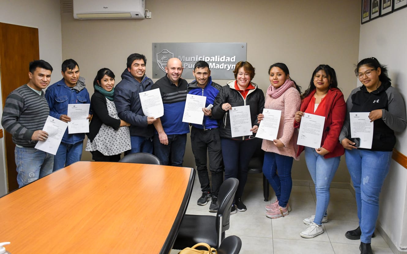 SASTRE LE ENTREGÓ LA PREADJUDICACIÓN DE TIERRAS A FAMILIAS DE PUERTO MADRYN