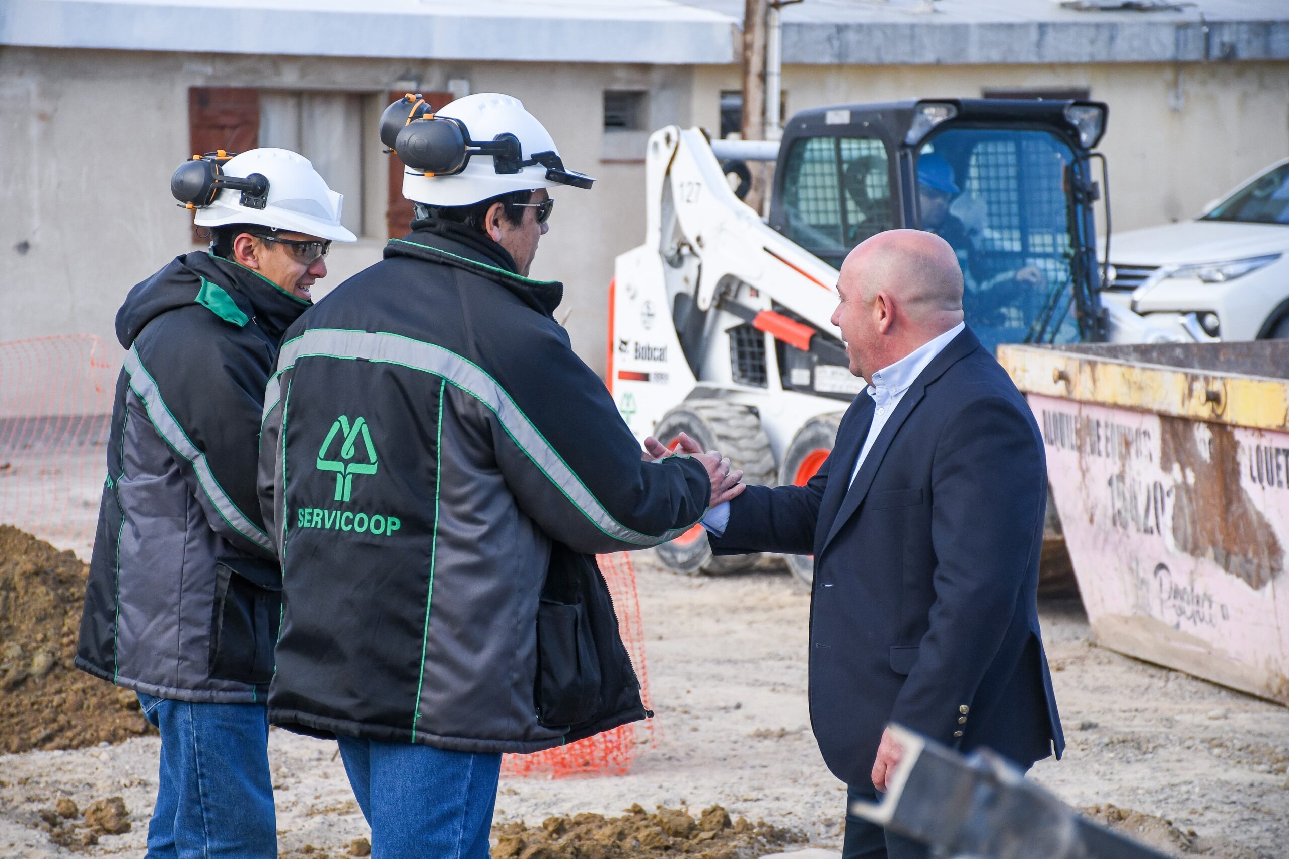 SASTRE RECORRIÓ LA OBRA DE RENOVACIÓN DEL COLECTOR CLOACAL DEL BARRIO PERITO MORENO