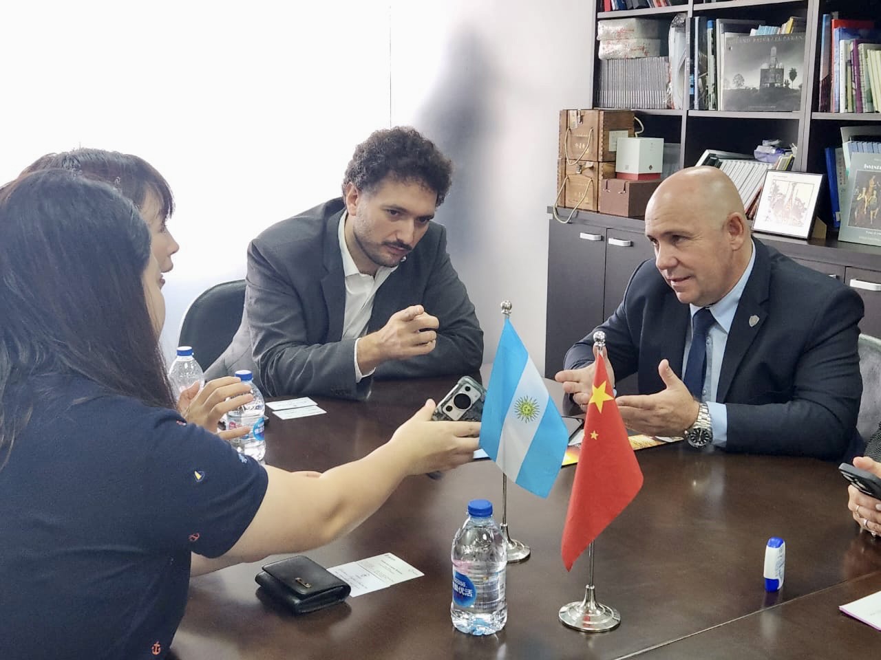 EL INTENDENTE CERRÓ SUS GESTIONES EN CHINA REUNIÉNDOSE CON DOS OPERADORAS TURÍSTICAS