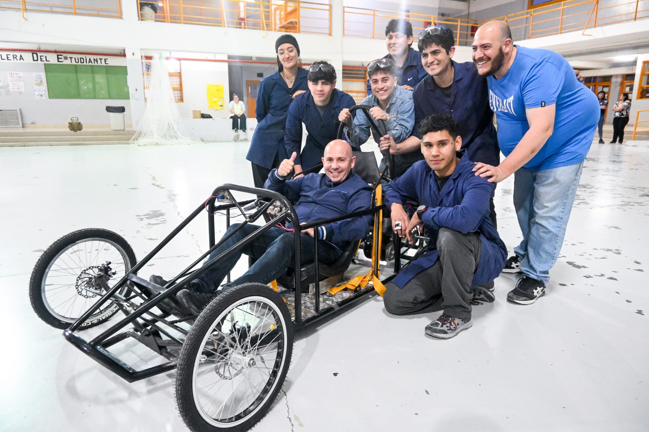 EL INTENDENTE LE RATIFICÓ SU ACOMPAÑAMIENTO A LOS ALUMNOS DE LA ESCUELA POLITÉCNICA QUE ESTÁN CONSTRUYENDO UN AUTO ELÉCTRICO
