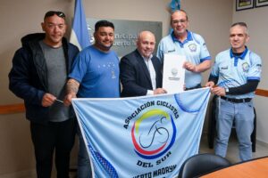 EL INTENDENTE LE ENTREGÓ LA PREADJUDICACIÓN DE TIERRAS A LA ASOCIACIÓN CIVIL CICLISTAS DEL SUR