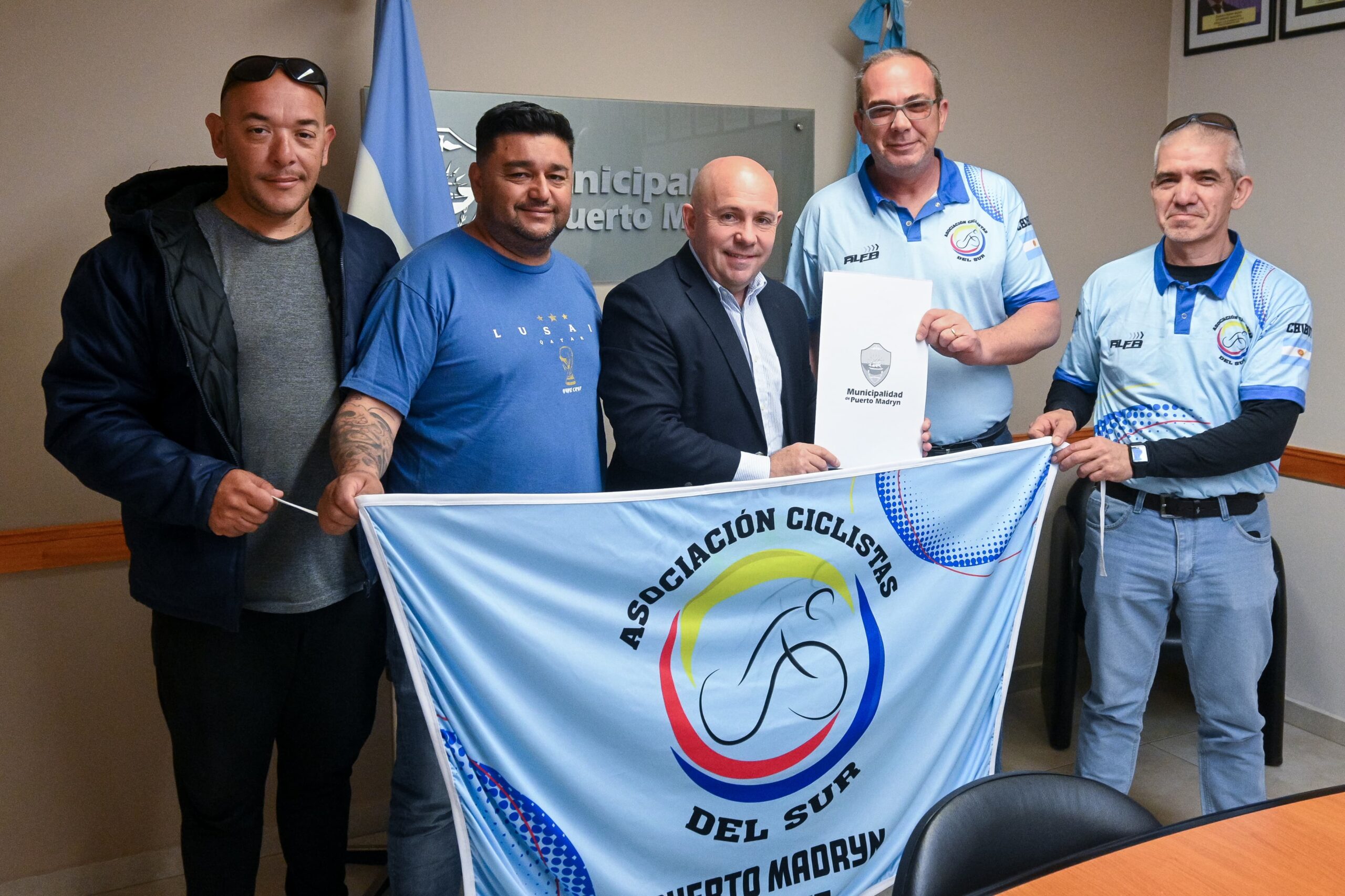 EL INTENDENTE LE ENTREGÓ LA PREADJUDICACIÓN DE TIERRAS A LA ASOCIACIÓN CIVIL CICLISTAS DEL SUR