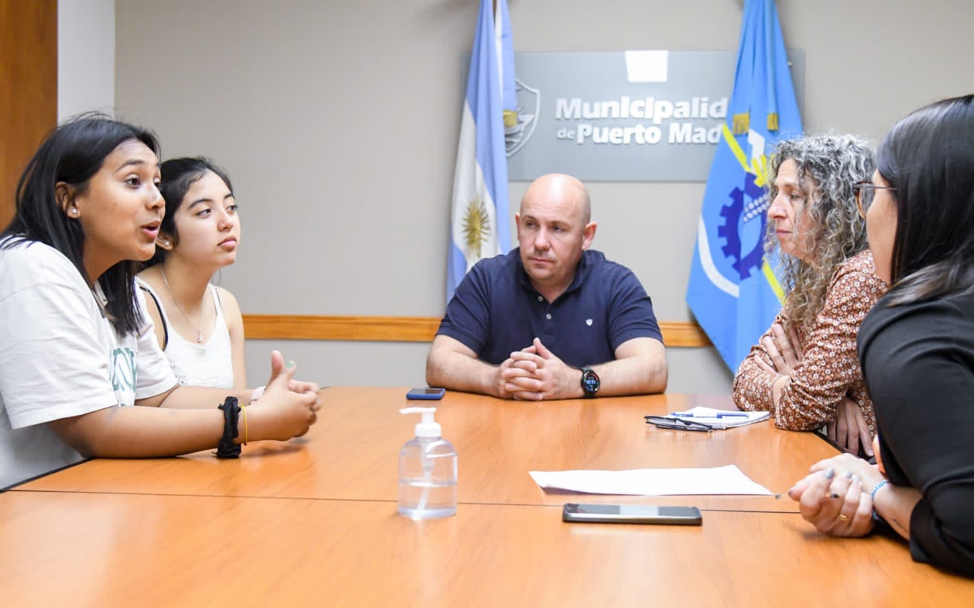 EL INTENDENTE RECIBIÓ A UN GRUPO DE ESTUDIANTES QUE REALIZARÁ UNA CAMPAÑA DE DONACIÓN DE SANGRE