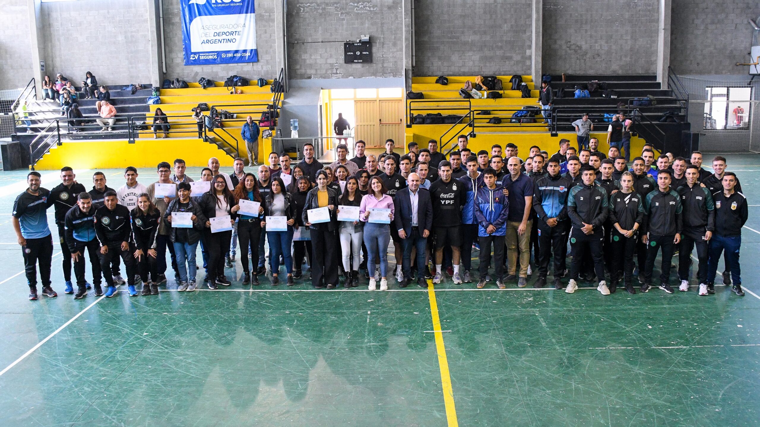 EL INTENDENTE ENTREGÓ CERTIFICADOS A QUIENES CULMINARON CON EL CURSO PARA SER ÁRBITROS DE FÚTBOL