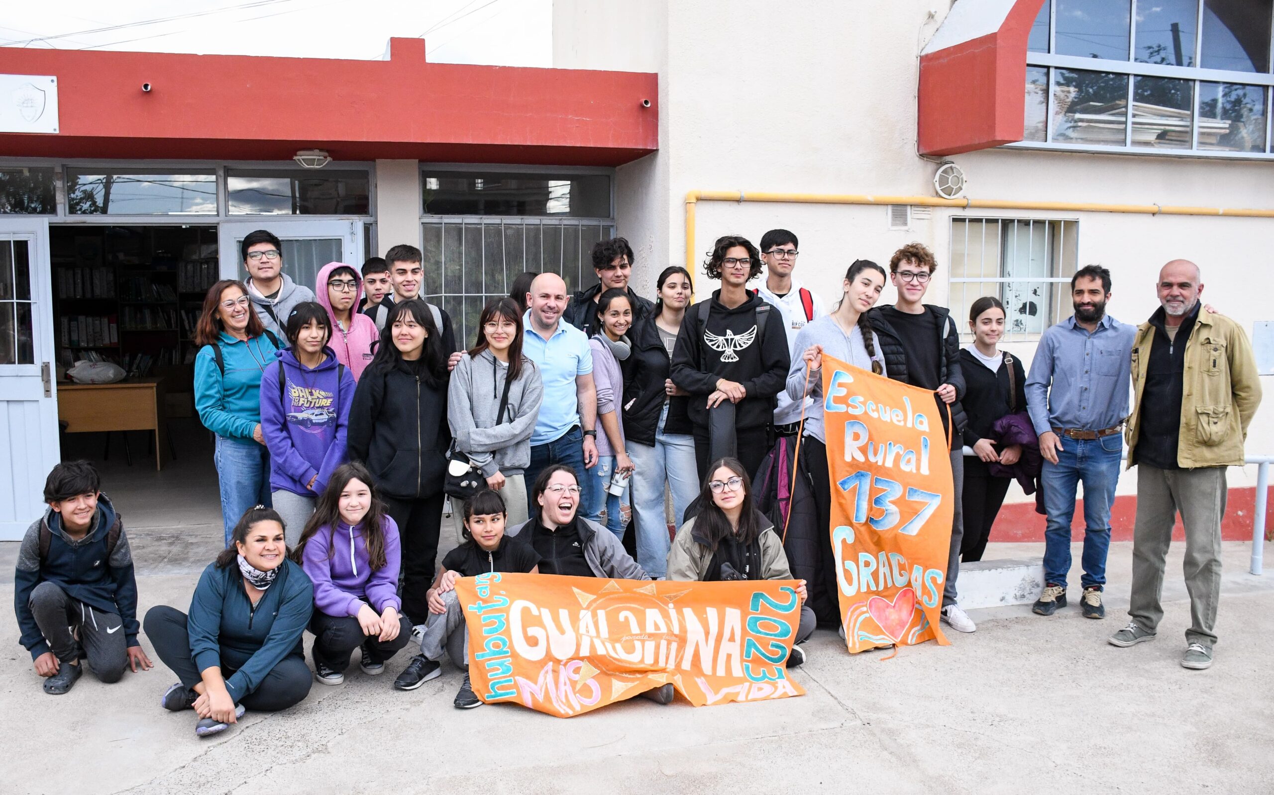 EL INTENDENTE FELICITÓ A ESTUDIANTES DEL CLUB MUNICIPAL DE CIENCIAS QUE LLEVARÁN DONACIONES A LA LOCALIDAD DE GUALJAINA