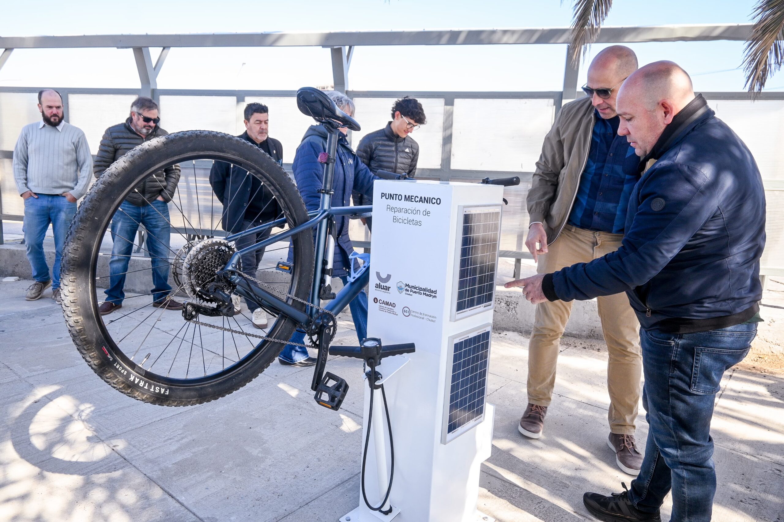 SASTRE PRESENTÓ LOS PUNTOS MECÁNICOS DE REPARACIÓN DE BICICLETAS QUE SE COLOCARON EN EL FRENTE COSTERO DE PUERTO MADRYN