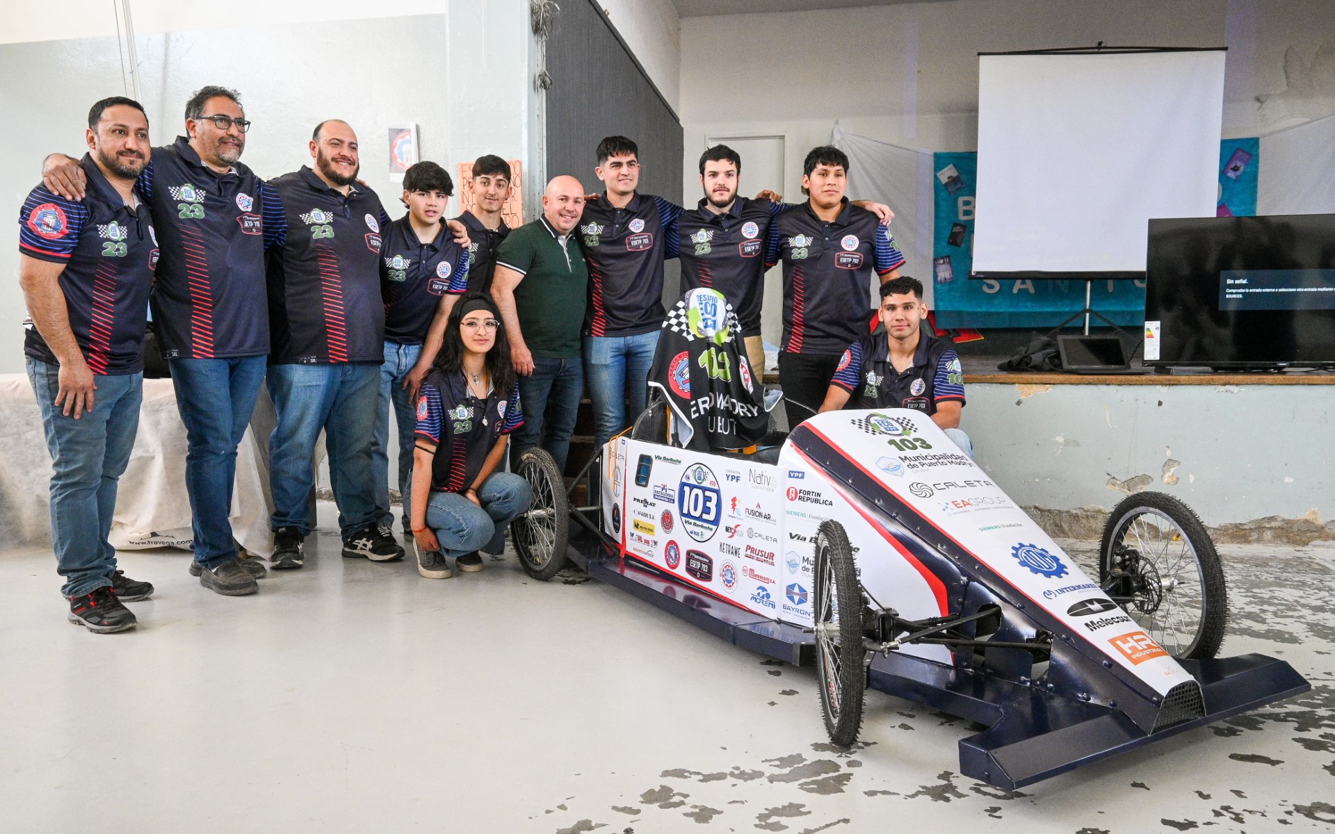 SASTRE ESTUVO EN LA PRESENTACIÓN DEL AUTO ELÉCTRICO FABRICADO POR LOS ALUMNOS DE LA ESCUELA POLITÉCNICA PARA PARTICIPAR DE UN CERTAMEN NACIONAL