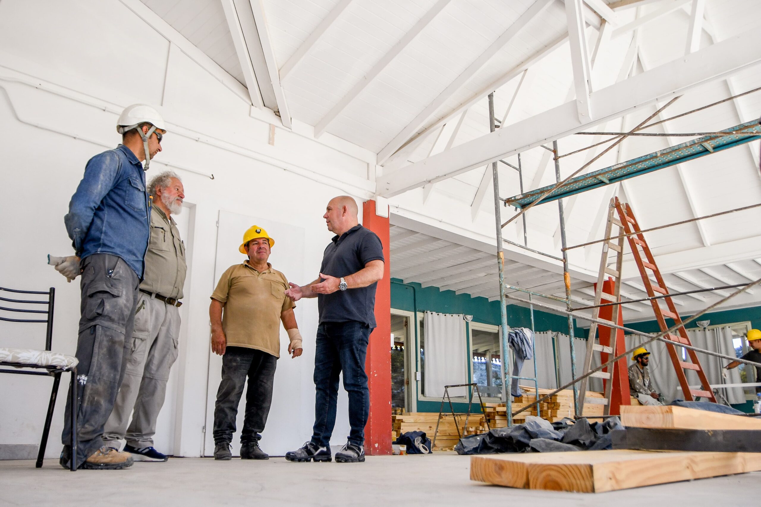 EL INTENDENTE RECORRIÓ LAS OBRAS QUE SE REALIZAN PARA RECONSTRUIR EL PARADOR MUNICIPAL