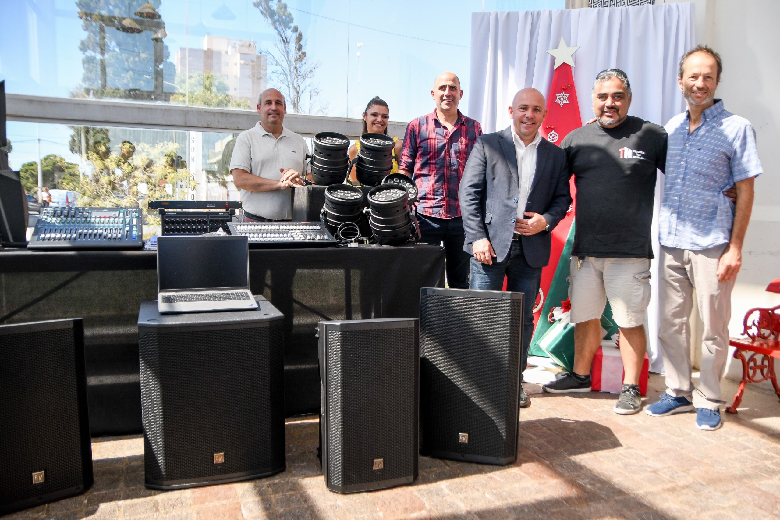 EL INTENDENTE ENTREGÓ EQUIPAMIENTO PARA OPTIMIZAR EL FUNCIONAMIENTO DEL TEATRO DEL MUELLE