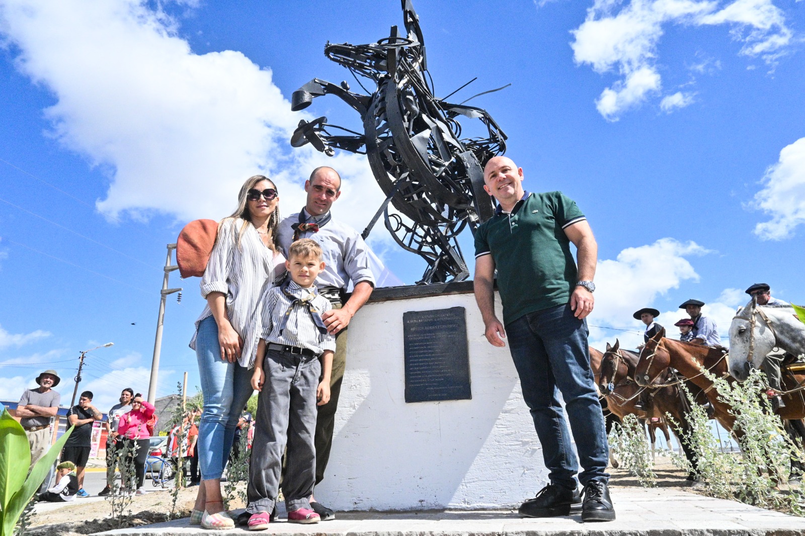 EL INTENDENTE INAUGURÓ UN MONUMENTO EN HOMENAJE AL JINETE ADRIÁN FERNÁNDEZ