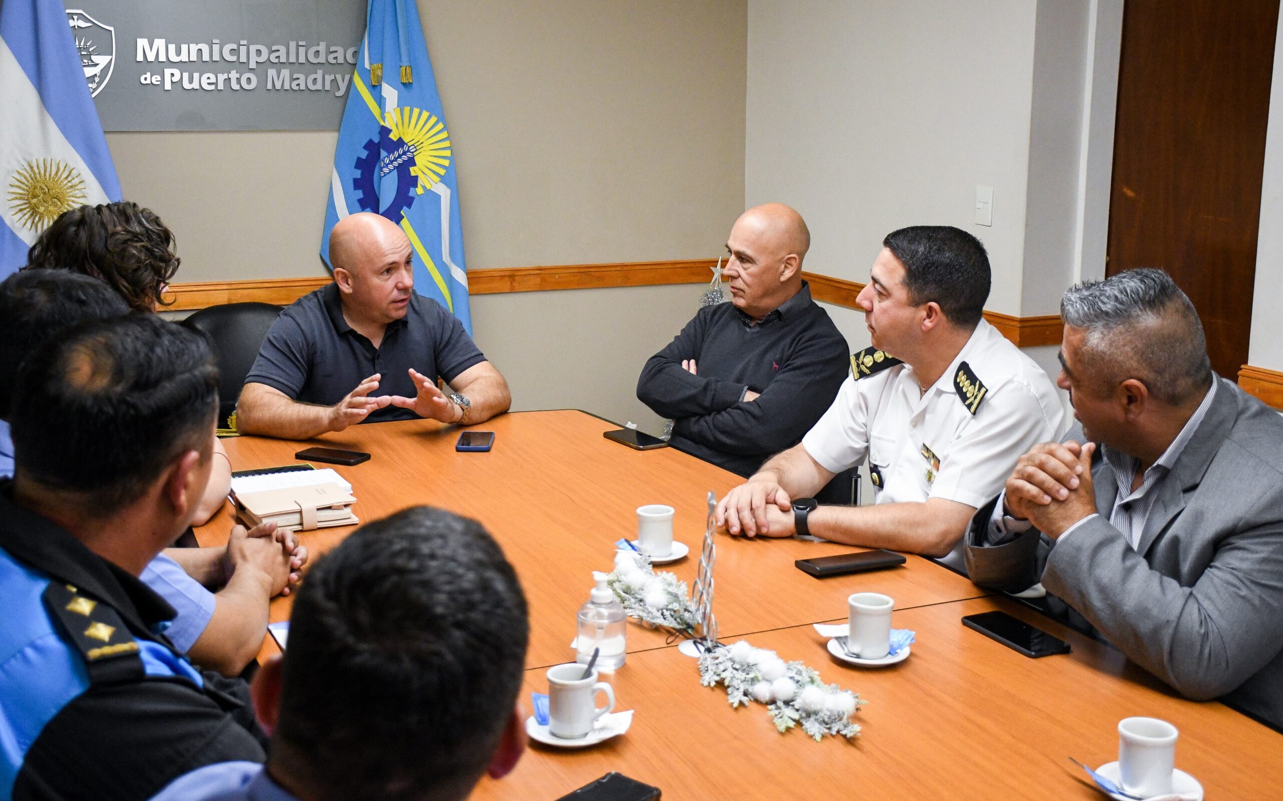 SASTRE RECIBIÓ AL MINISTRO DE SEGURIDAD Y A LA CÚPULA POLICIAL DE CHUBUT