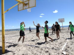 INICIARON LOS TALLERES DE BÁSQUET PLAYA EN PUERTO MADRYN