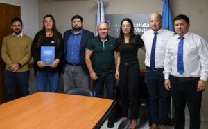 SASTRE CON VECINOS MADRYNENSES QUE SE DESEMPEÑAN EN EL BANCO NACIÓN