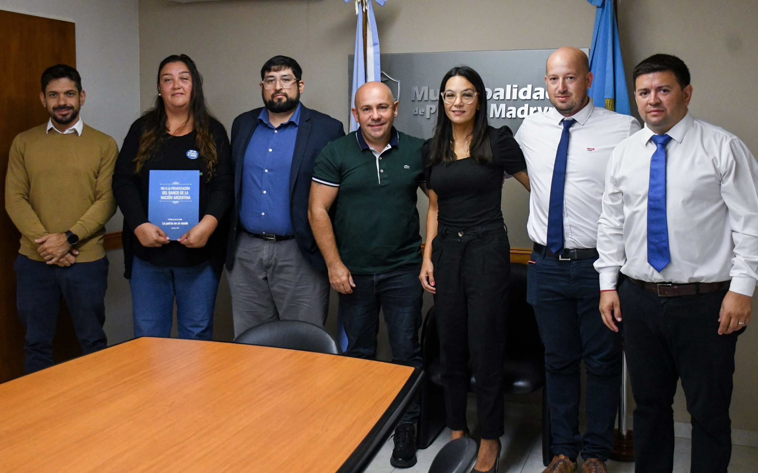 SASTRE CON VECINOS MADRYNENSES QUE SE DESEMPEÑAN EN EL BANCO NACIÓN