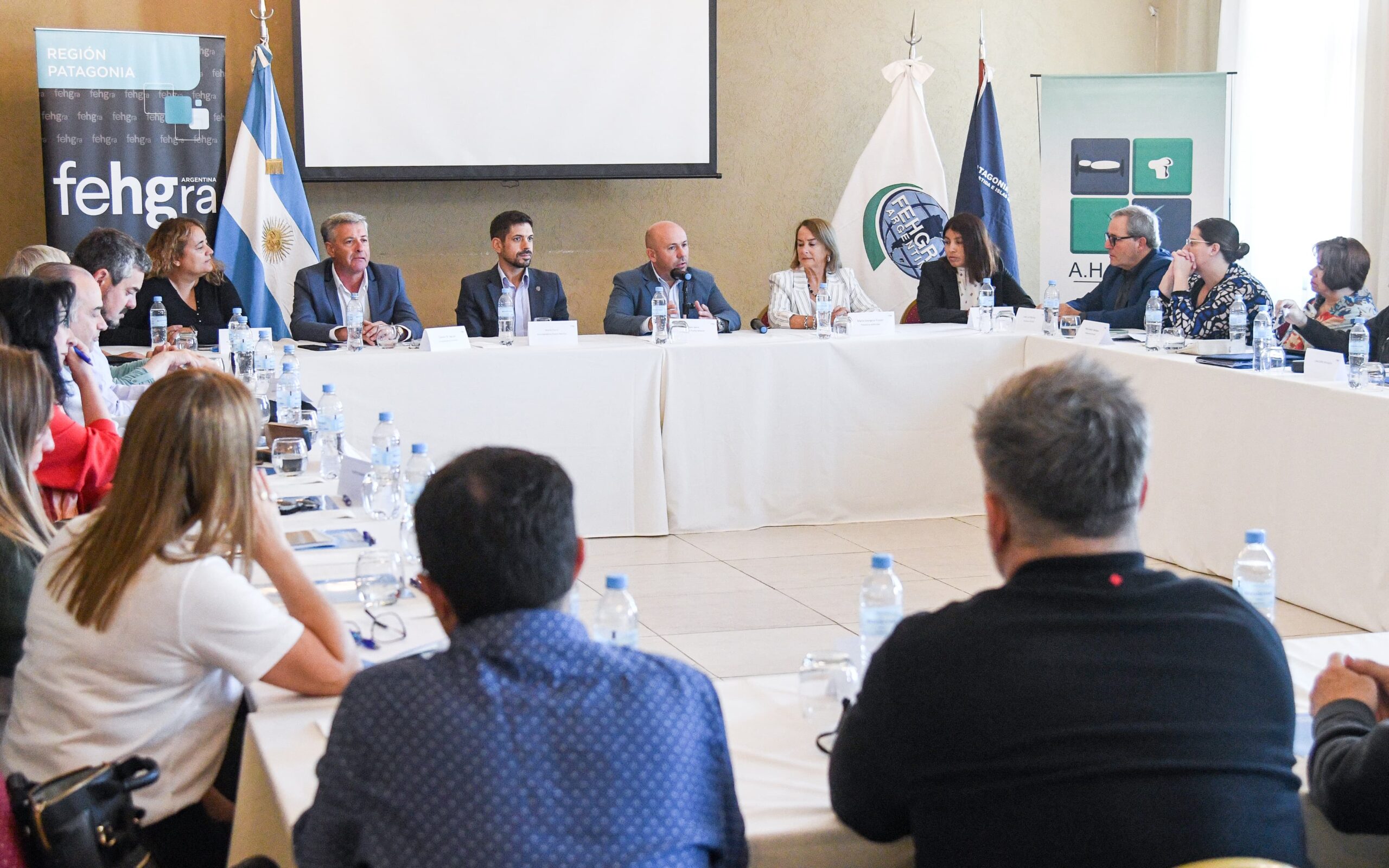 EL INTENDENTE ENCABEZÓ LA APERTURA DE LA REUNIÓN REGIONAL DE LA PATAGONIA DE LA FEHGRA, QUE SE REALIZA EN PUERTO MADRYN
