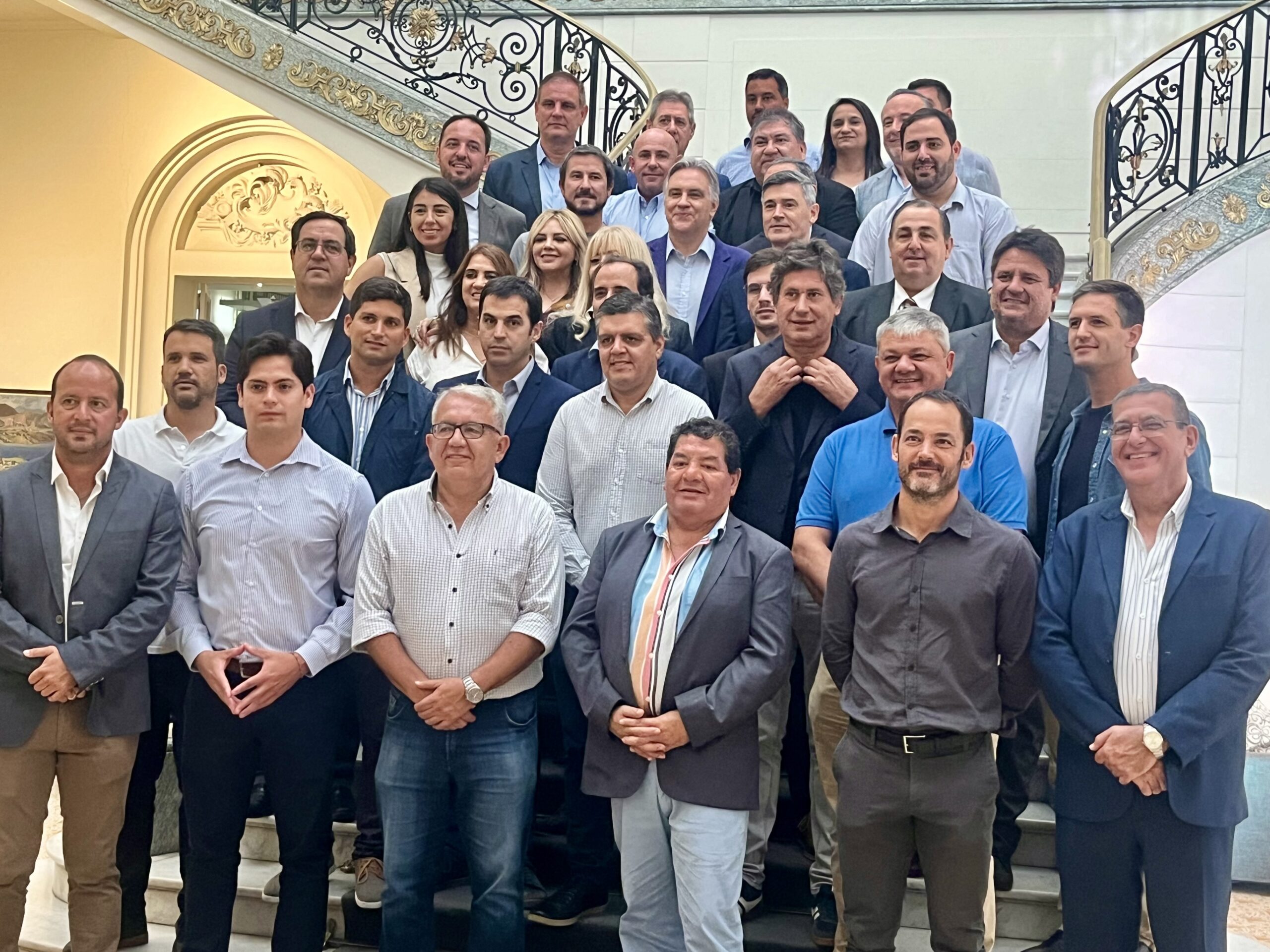 SASTRE FUE RECIBIDO EN CÓRDOBA POR EL GOBERNADOR MARTÍN LLARYORA