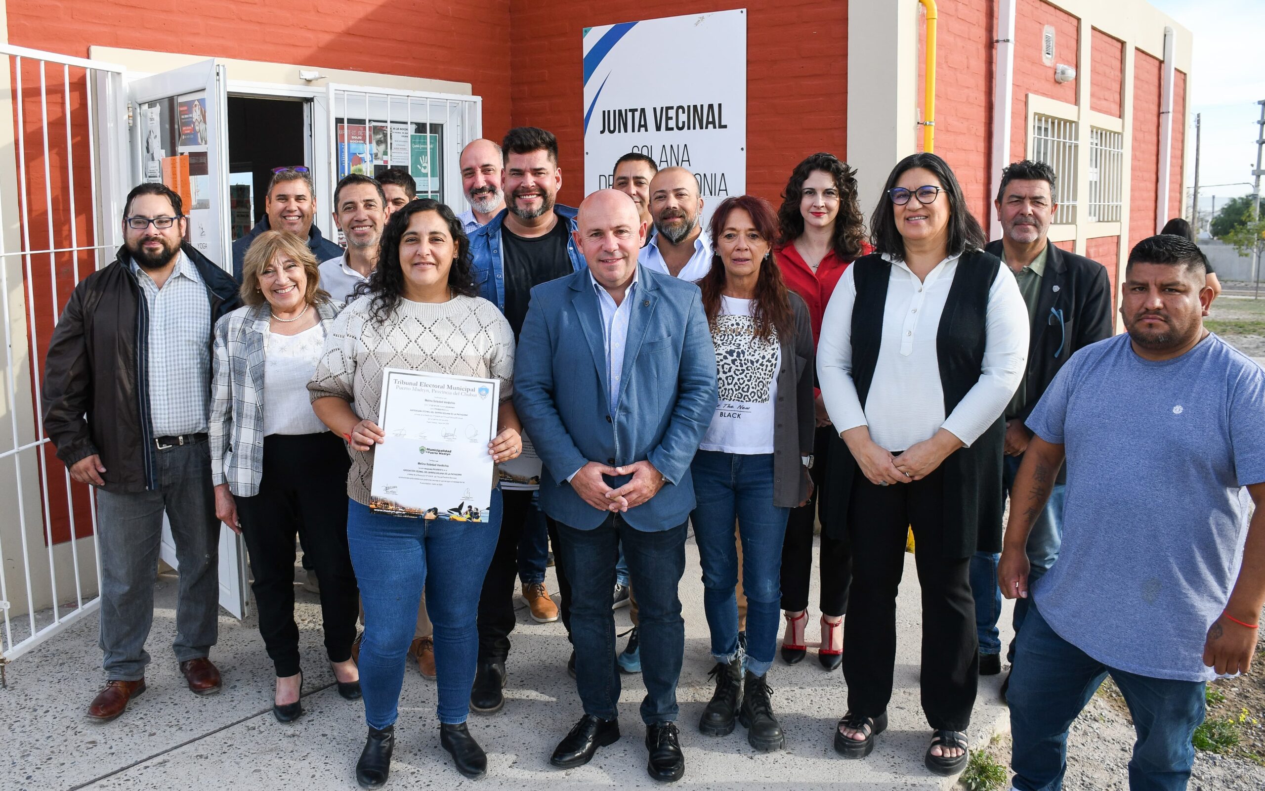 EL INTENDENTE ENTREGÓ LOS CERTIFICADOS A LAS NUEVAS AUTORIDADES DE LA ASOCIACIÓN VECINAL DEL BARRIO SOLANA DE LA PATAGONIA