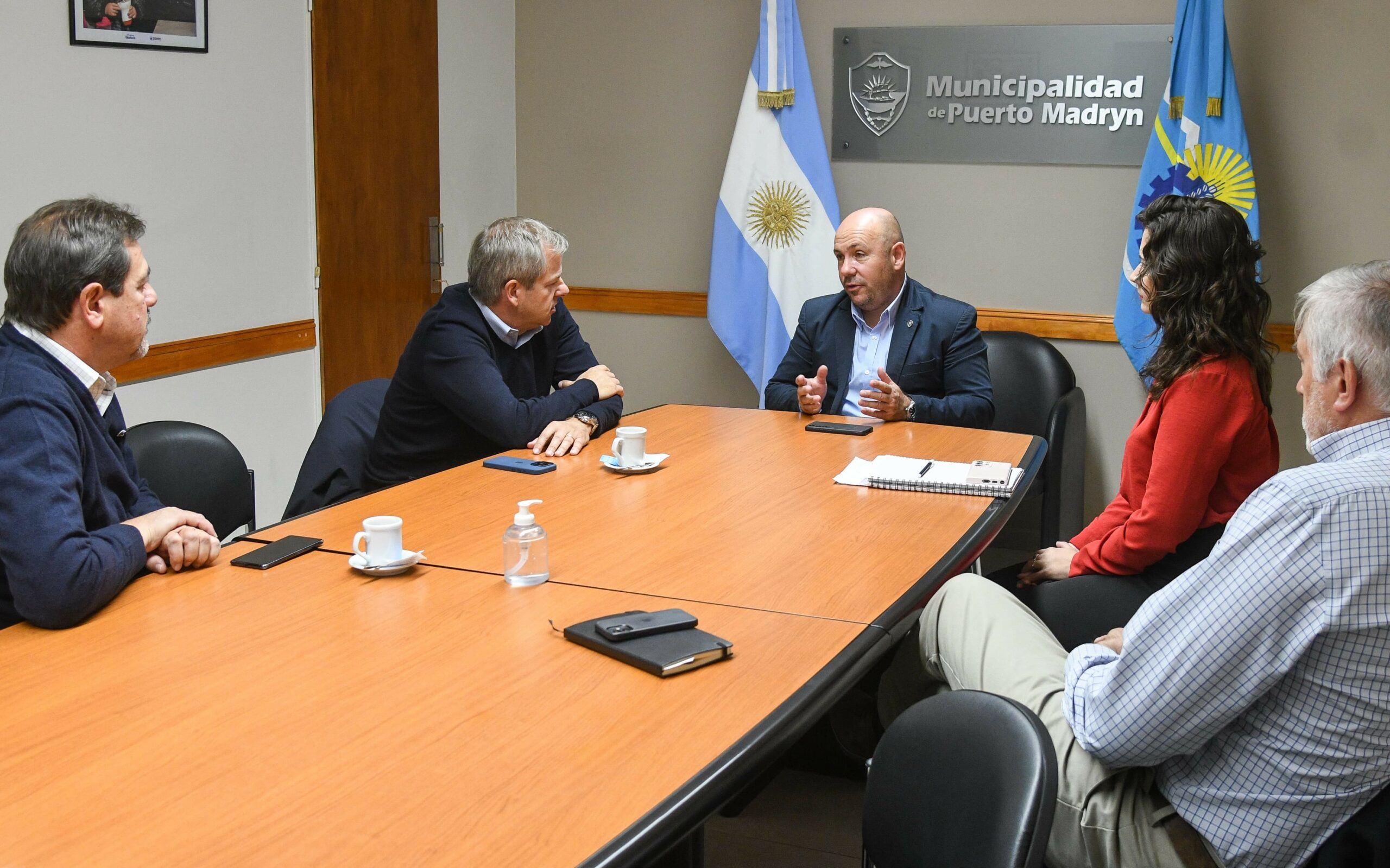 SASTRE SE REUNIÓ CON EL PRESIDENTE DEL GRUPO MURCHISON EN PUERTO MADRYN