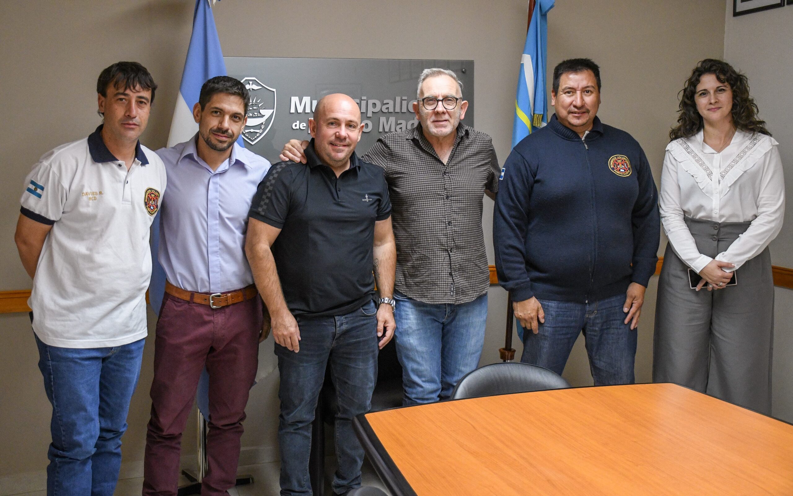 SASTRE CON LAS NUEVAS AUTORIDADES DE LA ASOCIACIÓN DE BOMBEROS VOLUNTARIOS