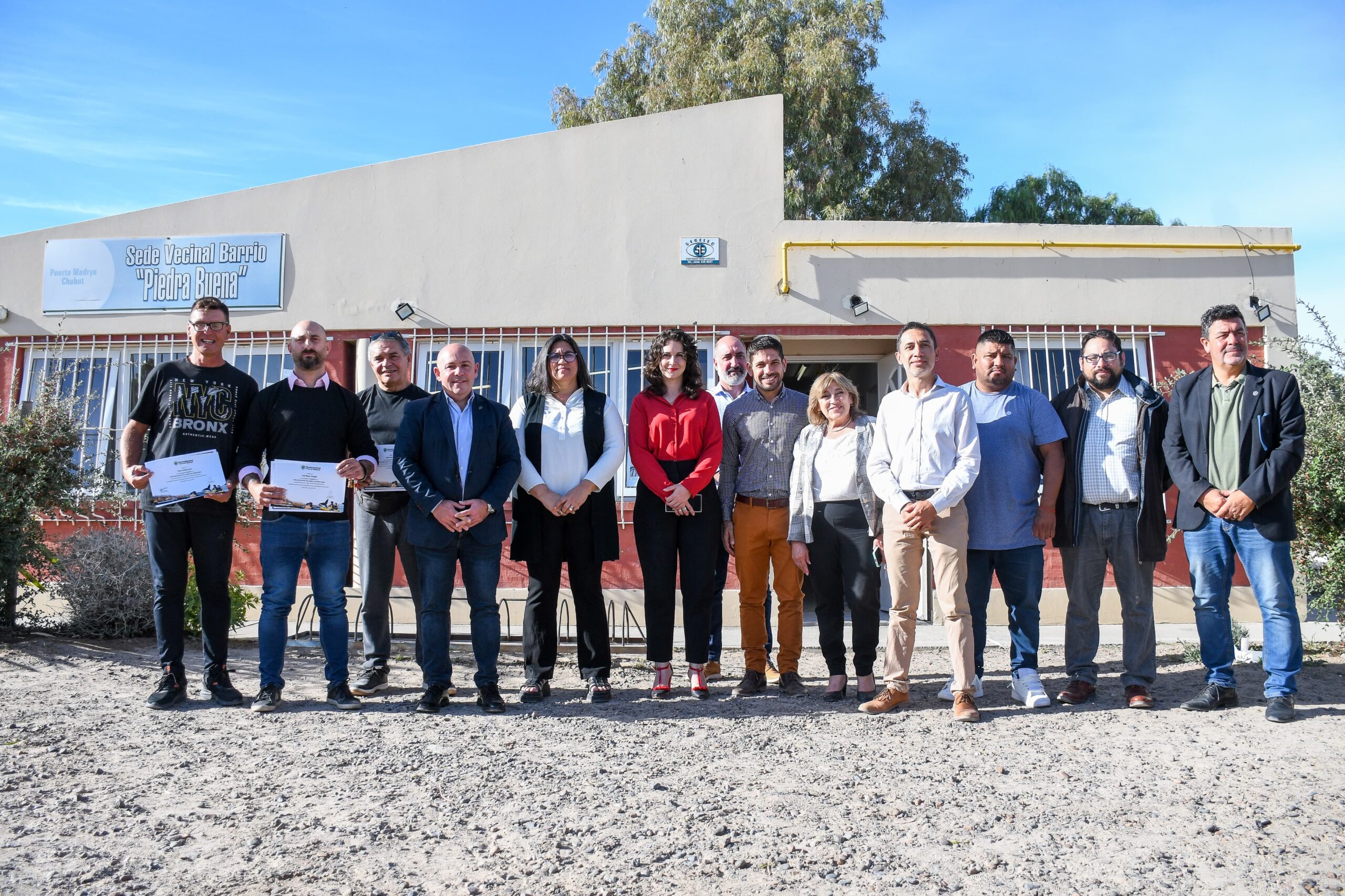 SASTRE ENTREGÓ CERTIFICADOS A LAS AUTORIDADES ELECTAS DEL BARRIO PIEDRA BUENA