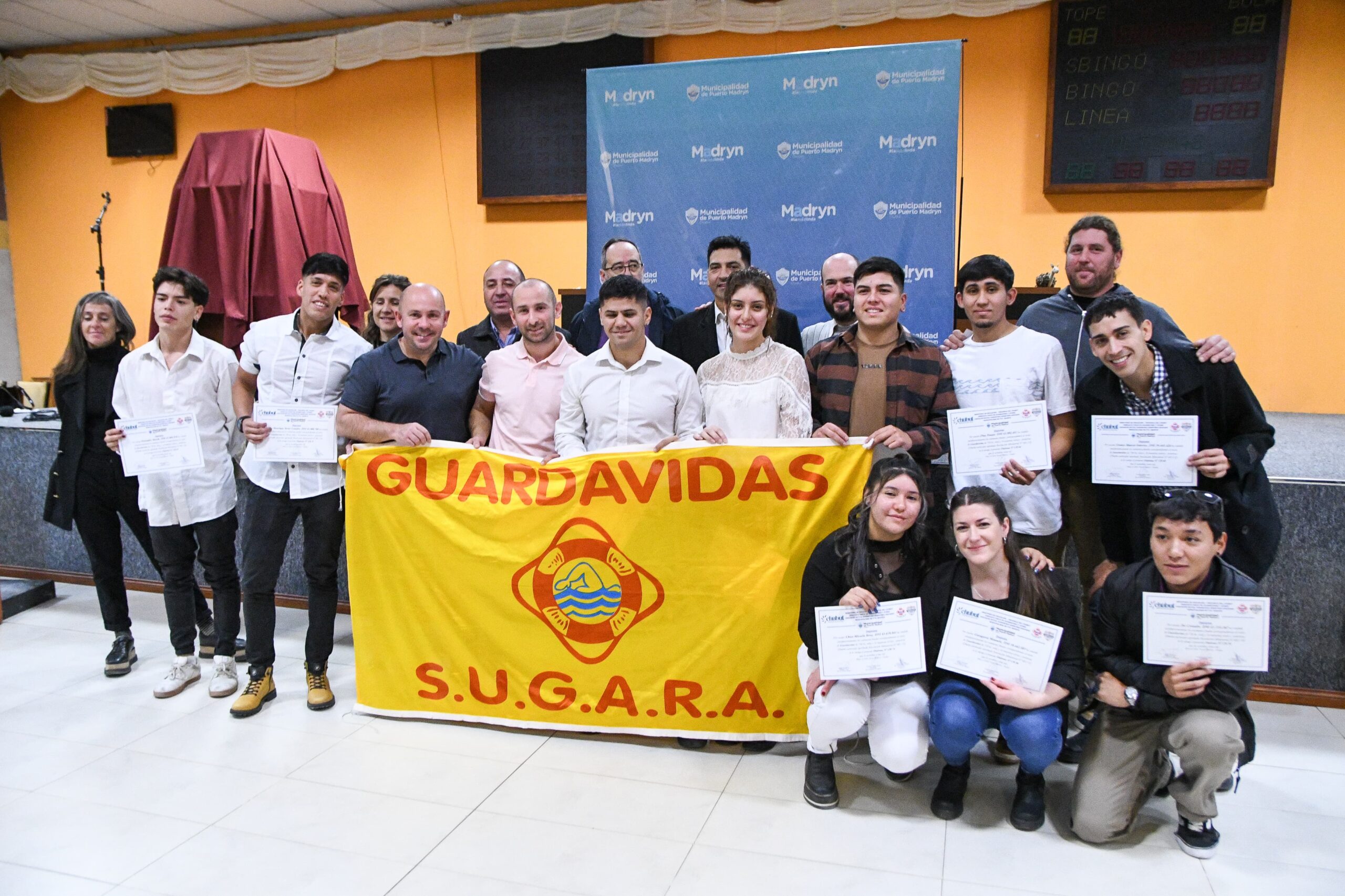 SASTRE ENTREGÓ CERTIFICADOS A LOS NUEVOS GUARDAVIDAS DE PUERTO MADRYN