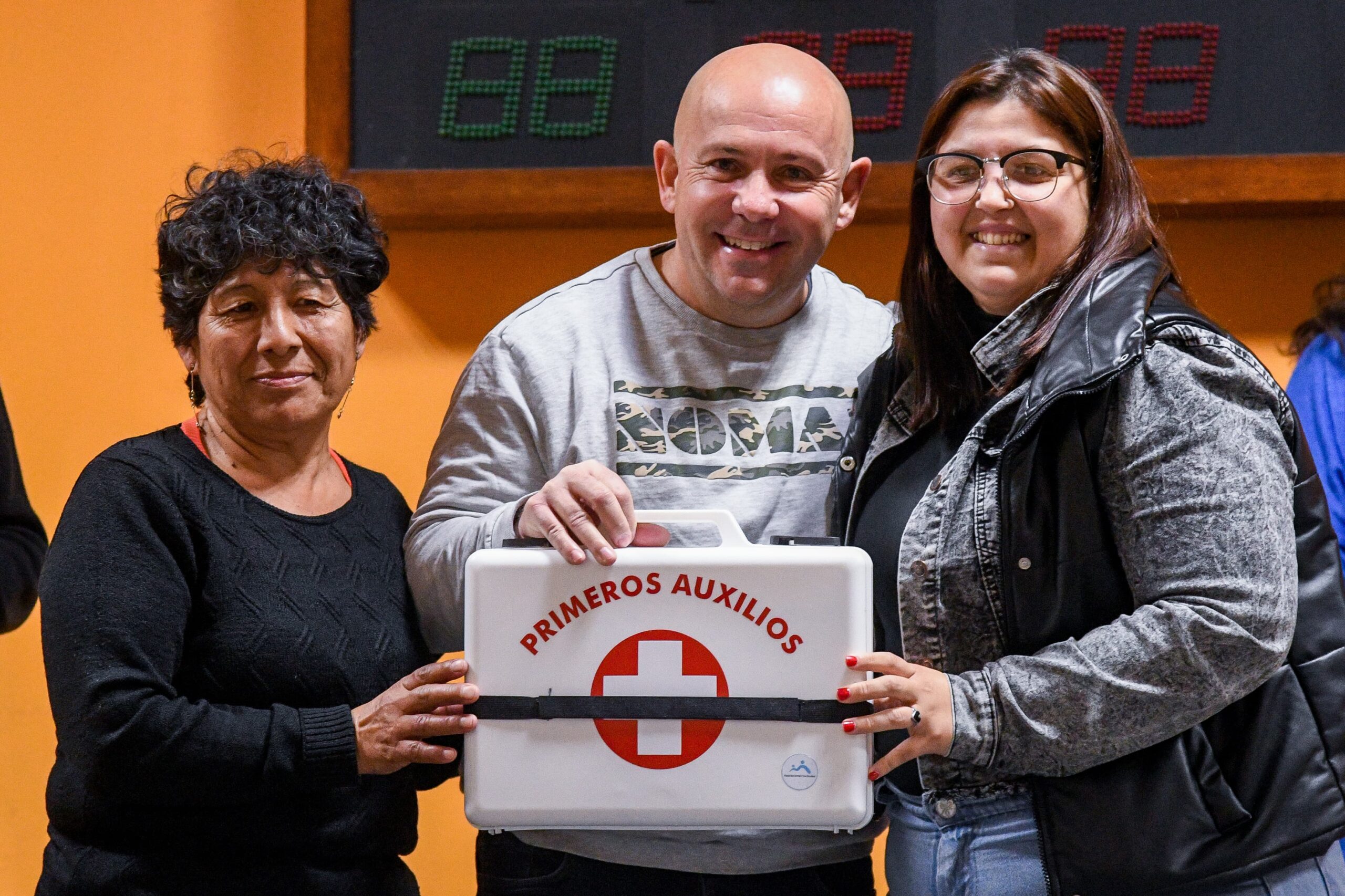 EL INTENDENTE ENTREGÓ BOTIQUINES DE PRIMEROS AUXILIOS PARA TODAS LAS ASOCIACIONES VECINALES Y DISTINTOS ORGANISMOS