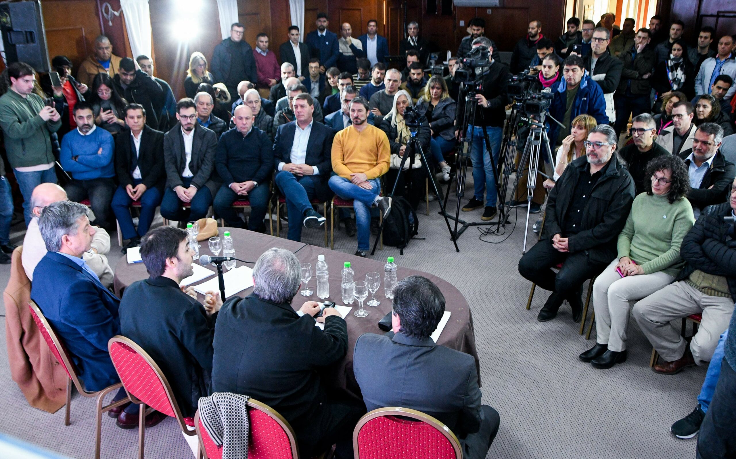 SASTRE ESTUVO EN LA PRESENTACIÓN DE TORRES DE LA LEY PARA ASISTIR A PEQUEÑAS Y MEDIANAS EMPRESAS CHUBUTENSES