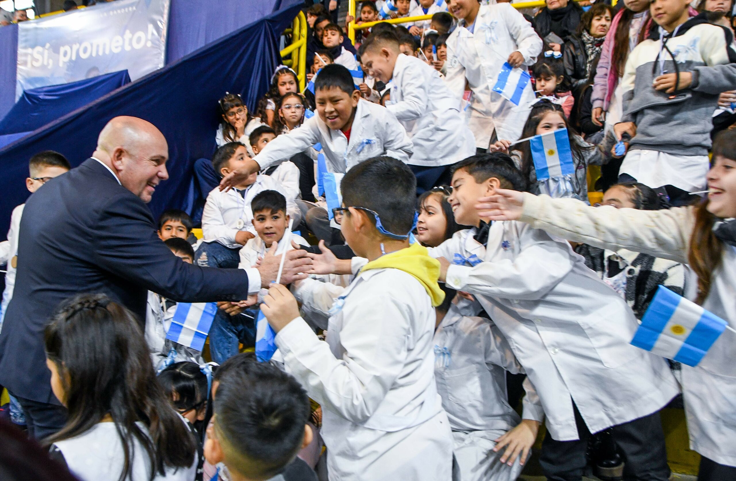 EN UN GIMNASIO COLMADO, ESTUDIANTES DE PUERTO MADRYN LE PROMETIERON LEALTAD A LA BANDERA ARGENTINA