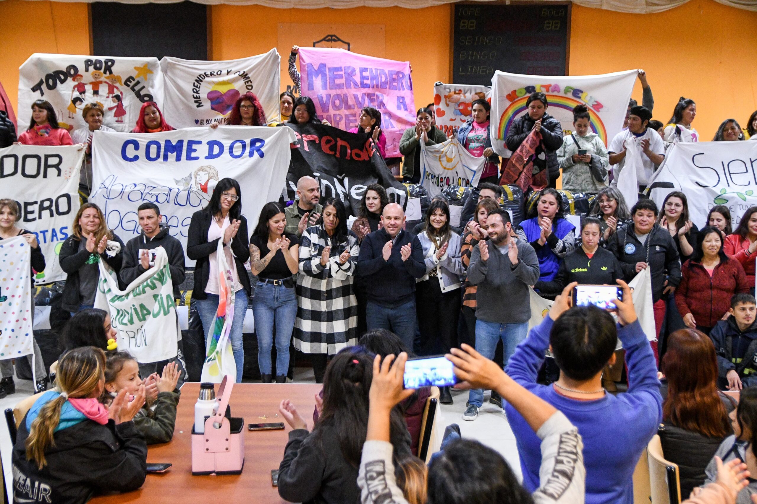 EL INTENDENTE ENTREGÓ INDUMENTARIA DE INVIERNO PARA LOS DISTINTOS ESPACIOS COMUNITARIOS DE LA CIUDAD