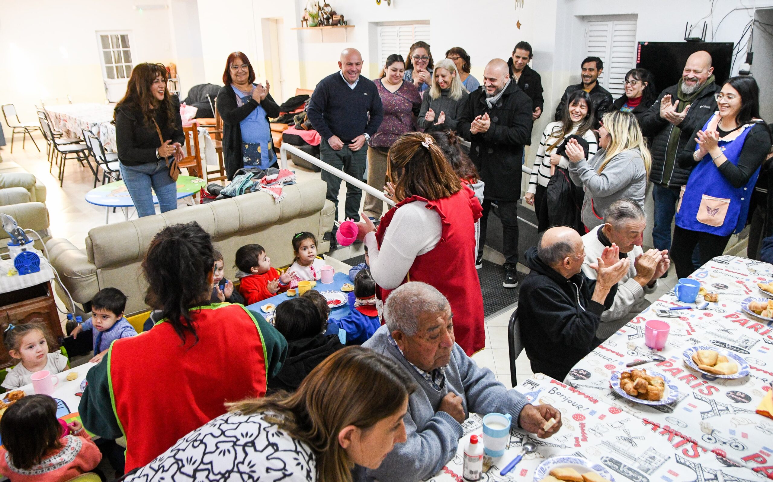 EL INTENDENTE PARTICIPÓ DEL ENCUENTRO ENTRE LAS PERSONAS MAYORES DEL HOGAR “HEBRAS DE PLATA” Y NIÑOS Y NIÑAS DE DISTINTOS CPI