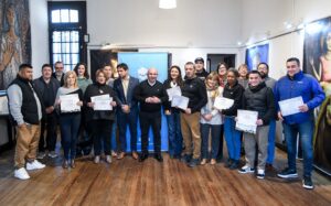 EL INTENDENTE ENTREGÓ LOS RECONOCIMIENTOS PARA LAS NUEVAS AUTORIDADES DE LOS BARRIOS RUCAL HUE Y PARRY MADRYN