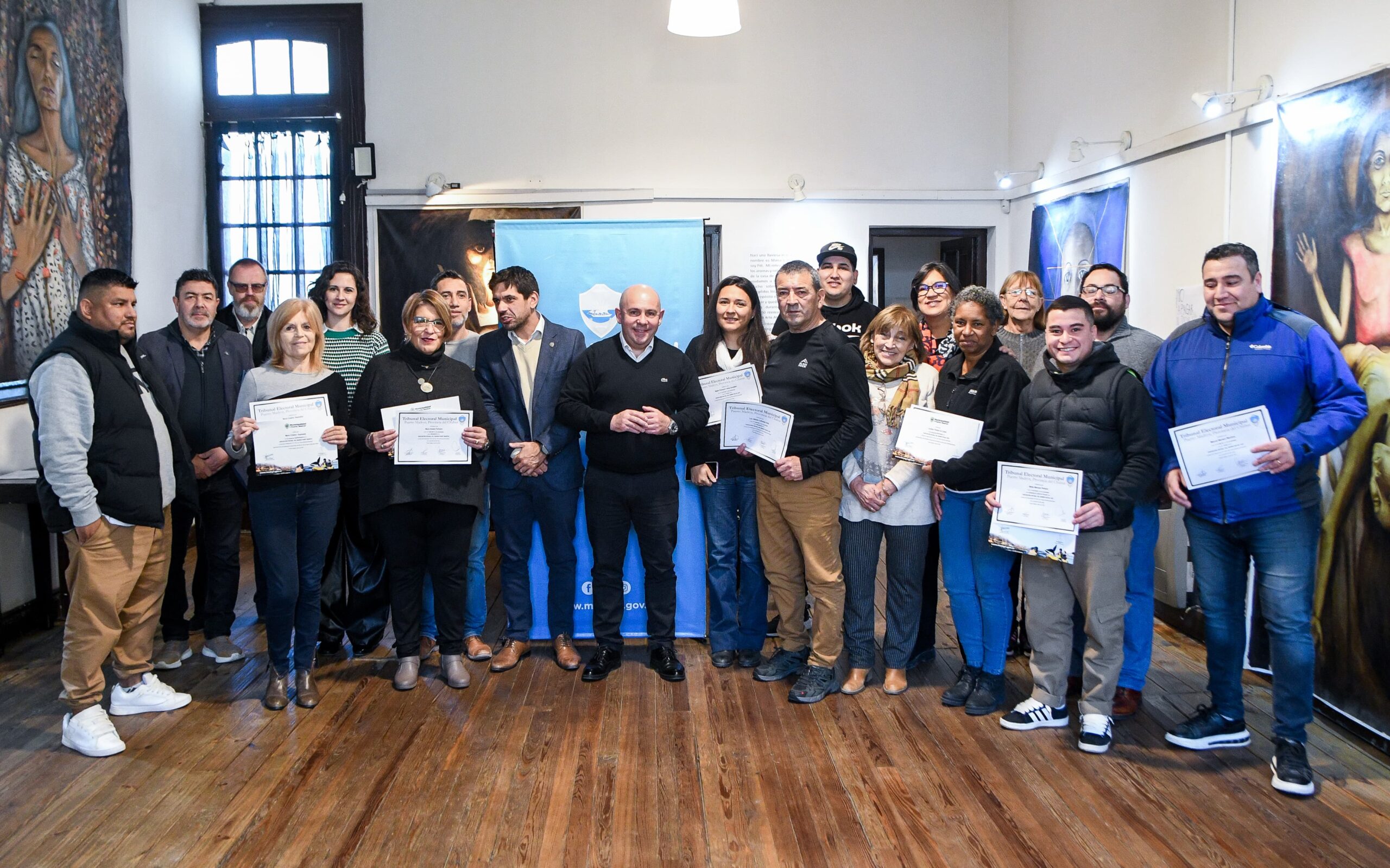 EL INTENDENTE ENTREGÓ LOS RECONOCIMIENTOS PARA LAS NUEVAS AUTORIDADES DE LOS BARRIOS RUCAL HUE Y PARRY MADRYN