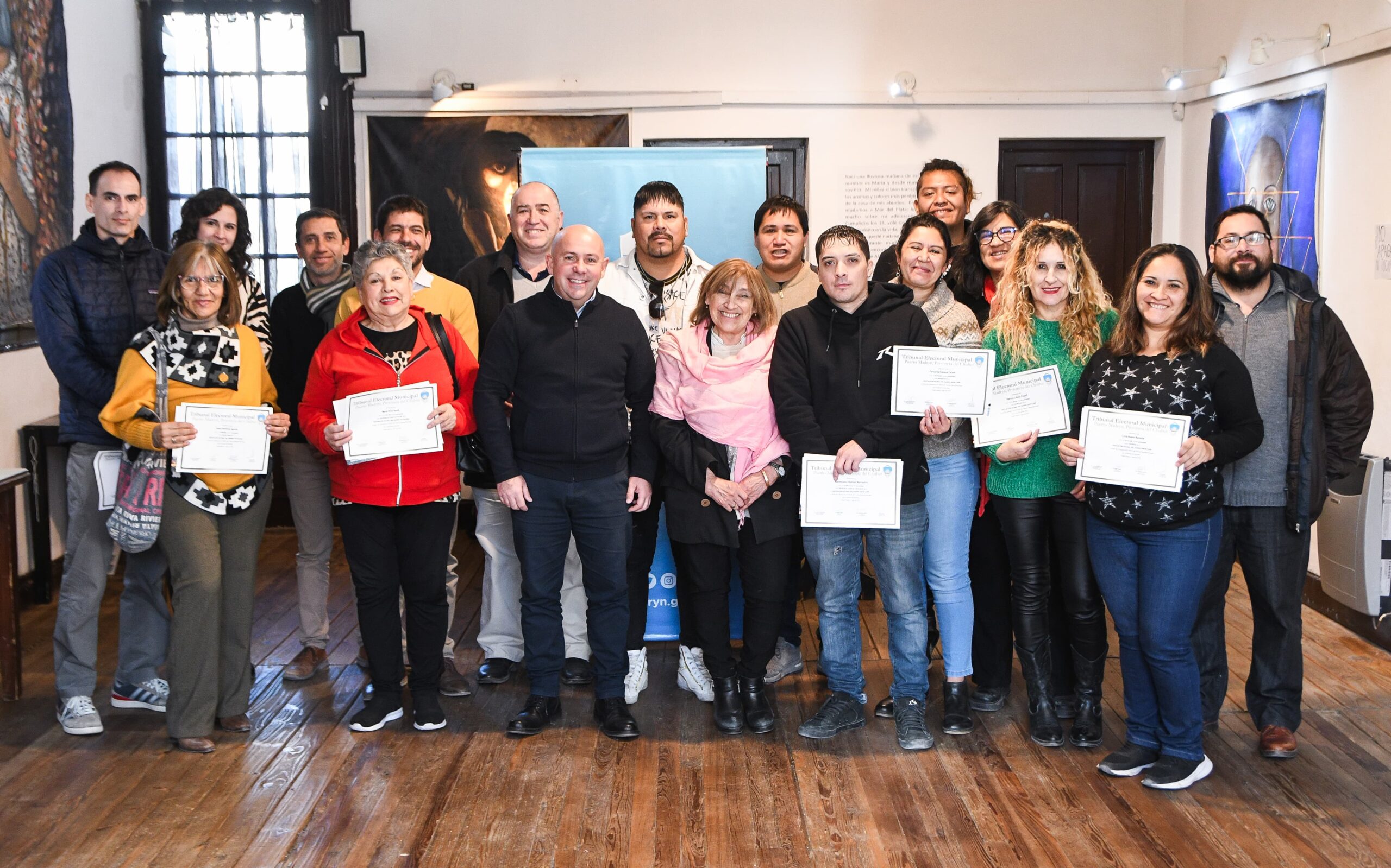 EL INTENDENTE LE ENTREGÓ LOS CERTIFICADOS A LAS NUEVAS AUTORIDADES DE LOS BARRIOS PATAGONIA Y ANON CARR