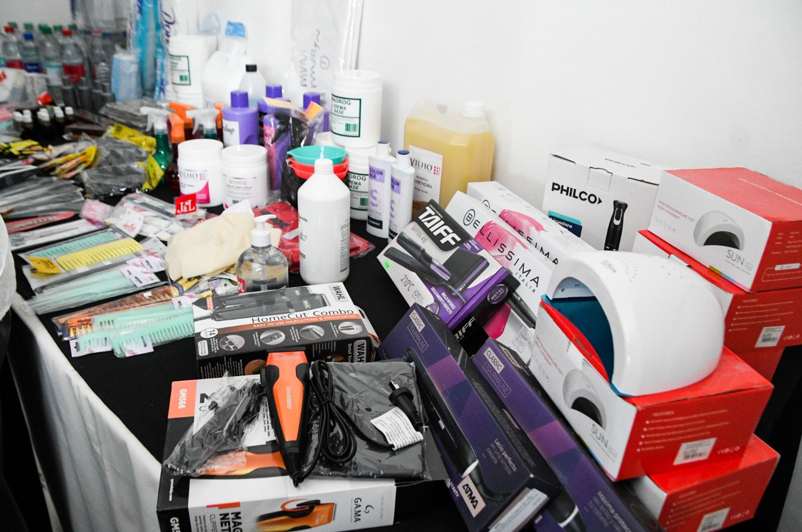 EL INTENDENTE ENTREGÓ INSUMOS PARA EL DESARROLLO DE CAPACITACIONES DE ESTÉTICA