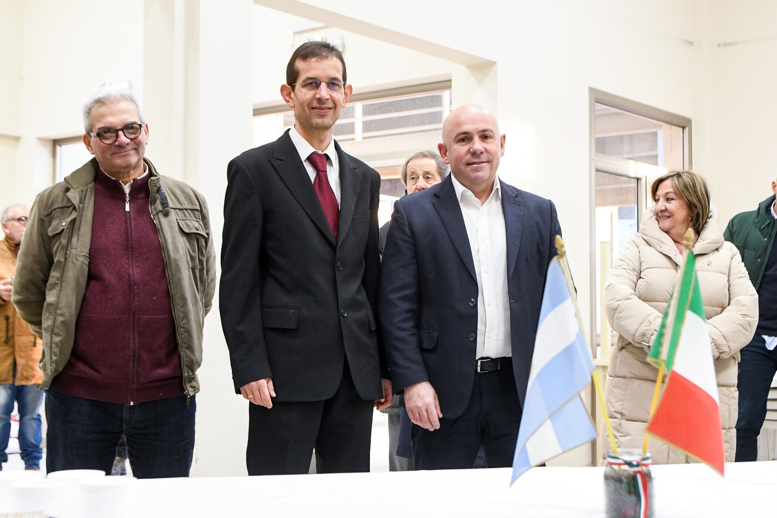 SASTRE RECIBIÓ AL CÓNSUL ITALIANO, CON QUIEN RECORRIÓ LA OBRA DE LA NUEVA ESCUELA QUE CONSTRUYE LA SOCIEDAD ITALIANA