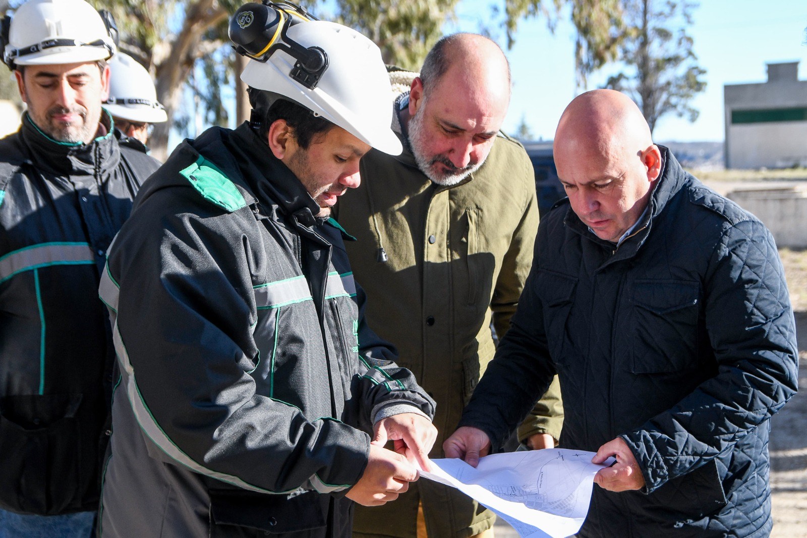 EL INTENDENTE RECORRIÓ LA OBRA QUE SE REALIZÓ PARA OPTIMIZAR EL SERVICIO DE AGUA POTABLE EN DISTINTOS BARRIOS DE LA ZONA NOROESTE
