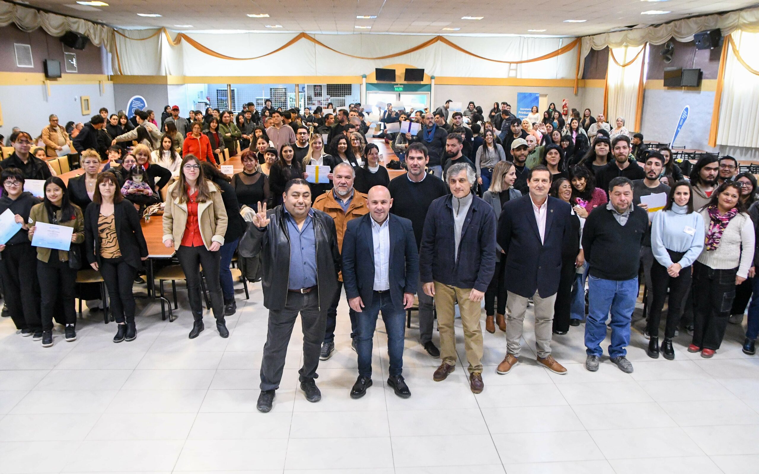 SASTRE ENTREGÓ LOS CERTIFICADOS A CIENTOS DE VECINOS MADRYNENSES QUE REALIZARON CAPACITACIONES DE EMPLEO